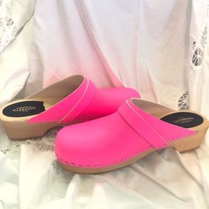 NWOB Swedish Hasbeens Hot Pink Clogs Size 40